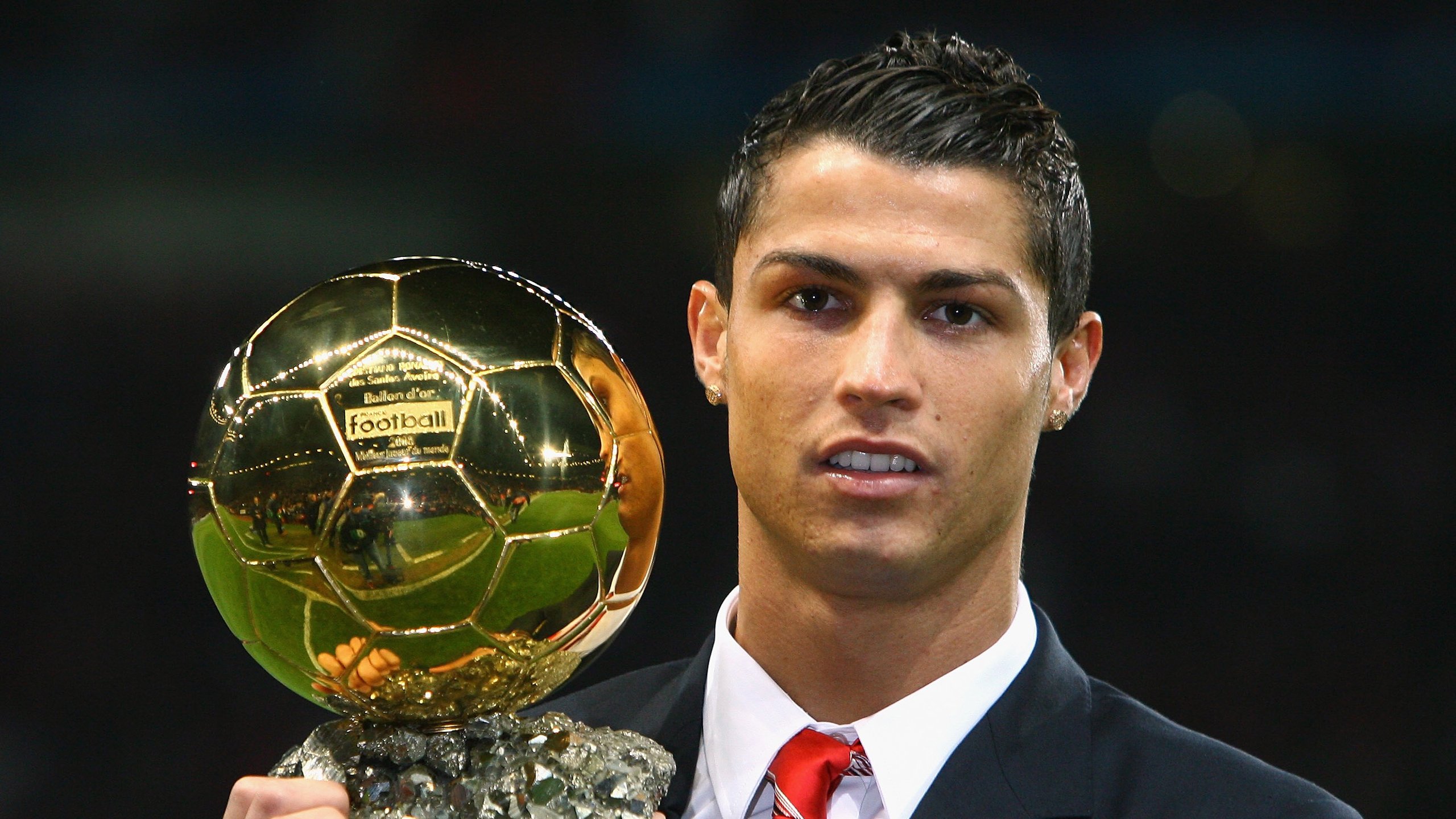 图卢兹通过快速边路传中形成威胁，图卢兹insa